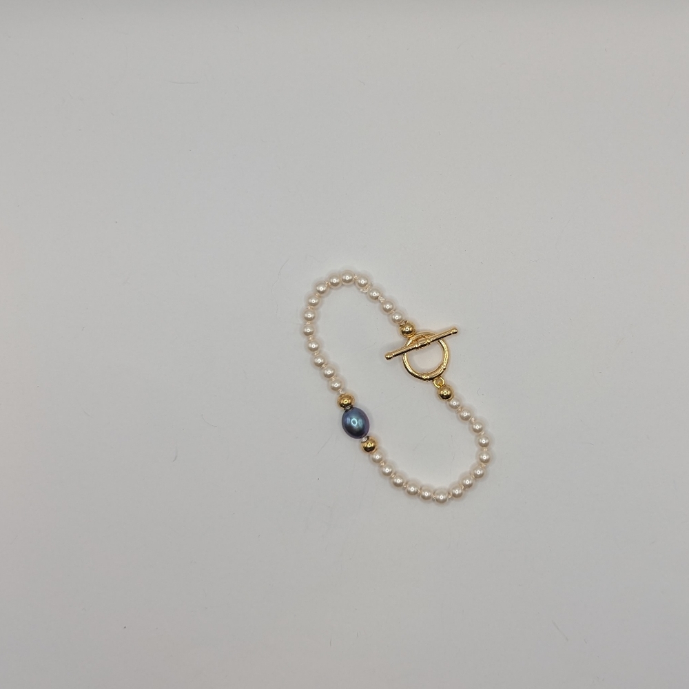 Elegant Pearl Bracelet with Gold Clasp - Picture 5 of 5